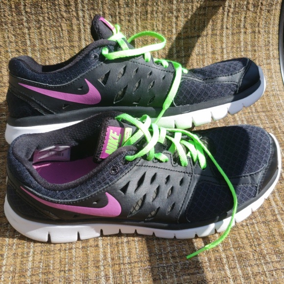 "SOLD" Women's Nike Shoes - Picture 2 of 7